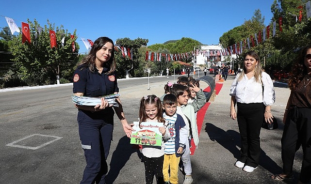 Büyükşehir Belediyesi İtfaiyesi’nden Miniklere Yangın Eğitimi