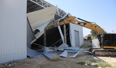 Nilüfer Belediyesi Çalı’da kaçak depoyu yıktı