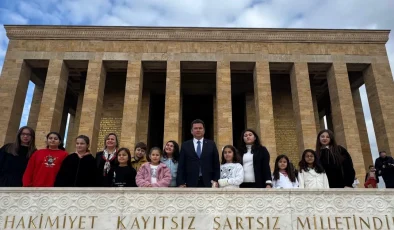 Bursa Osmangazili çocuklar Ata’nın huzurunda