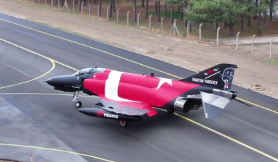 F4-E Phantom savaş uçağı 50. yıla özel havalandı