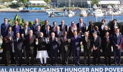 G20'de aile fotoğrafında el ele poz