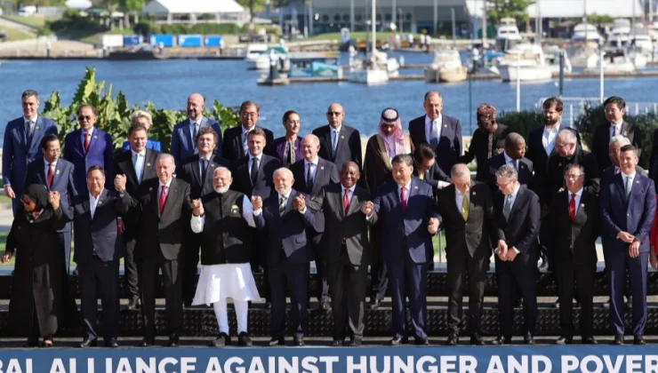 G20'de aile fotoğrafında el ele poz